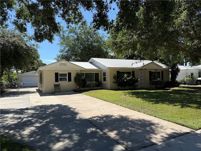2075 34th Ave in Vero Beach, FL - Building Photo
