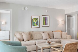 1200 Brickell Bay Dr in Miami, FL - Building Photo - Building Photo