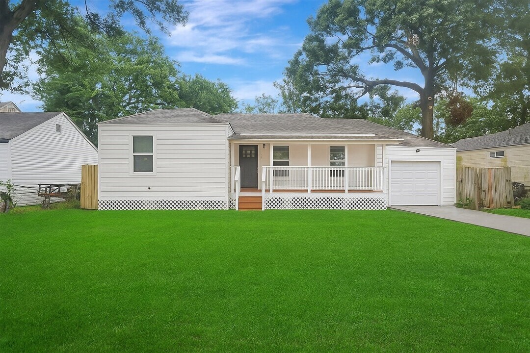 908 Thomas Ave in Pasadena, TX - Building Photo