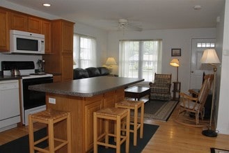 16 E Atlantic Ave in Rye, NH - Foto de edificio - Building Photo