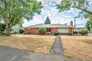 912 E Main St in Hillsboro, OR - Building Photo