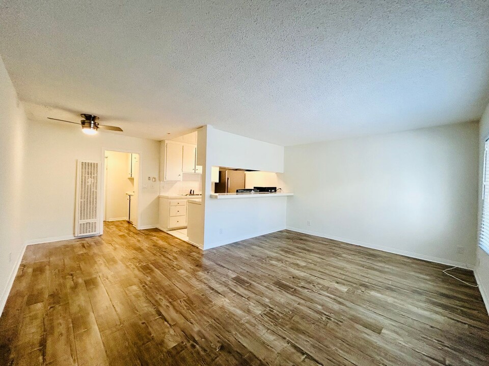 9814 Regent St in Los Angeles, CA - Building Photo