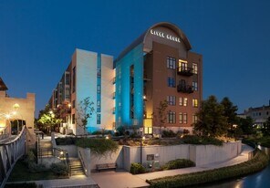 River House in San Antonio, TX - Building Photo