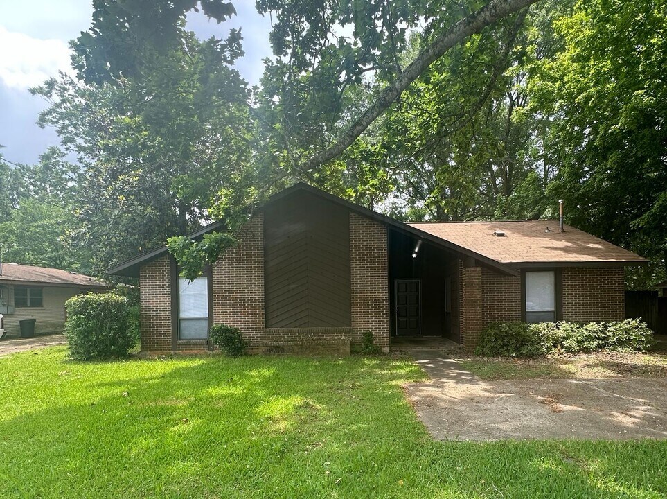 5718 Wares Ferry Rd in Montgomery, AL - Building Photo