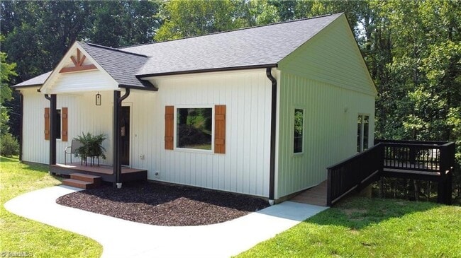 148 Buena Vista Dr in Pilot Mountain, NC - Foto de edificio - Building Photo