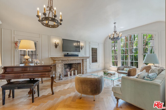 property at 809 S Muirfield Rd