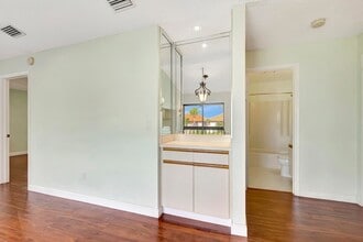 351 Club Cir, Unit 2070 in Boca Raton, FL - Building Photo - Building Photo