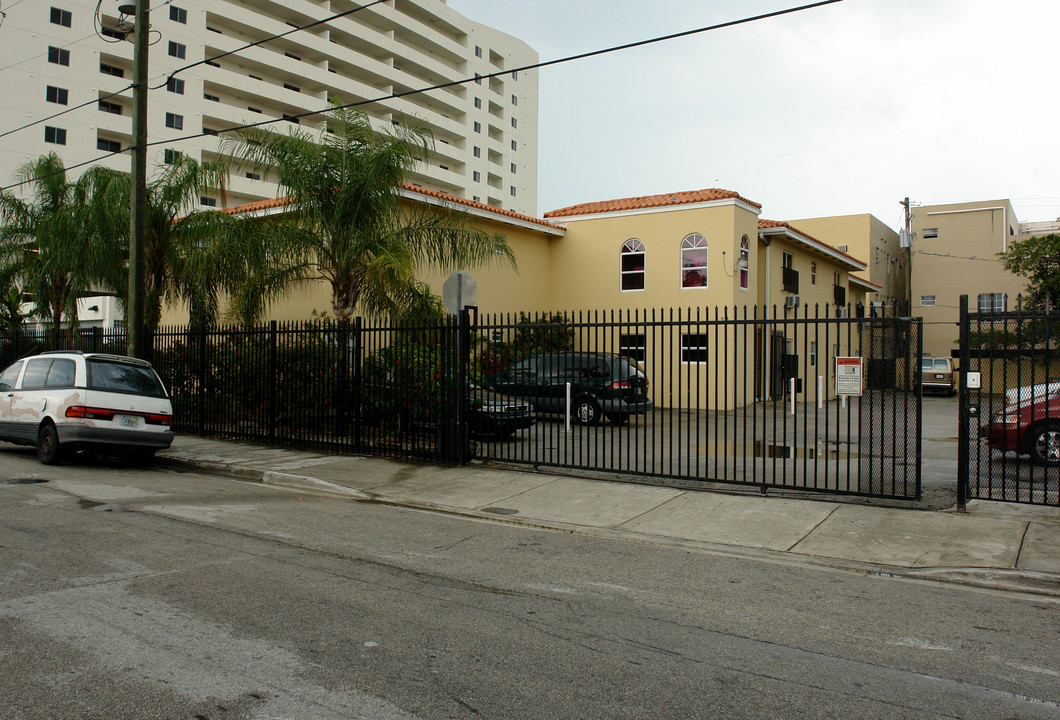 628 NW 1st St in Miami, FL - Building Photo