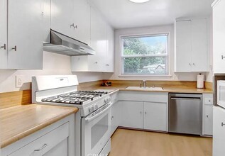6519 Hanna Ave in Woodland Hills, CA - Foto de edificio - Building Photo