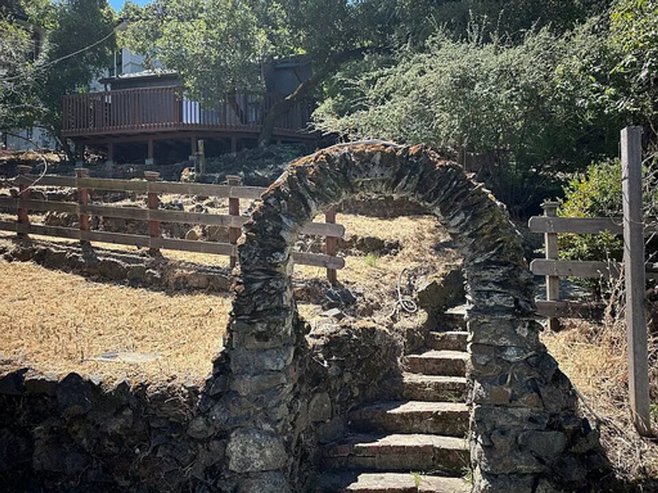 614 Park Rd in Emerald Hills, CA - Building Photo