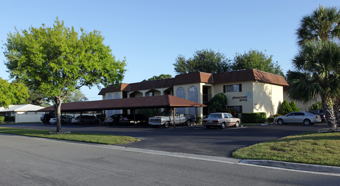 Pinecrest Arms in Sarasota, FL - Foto de edificio