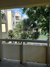 8290 Lake Dr, Unit 247 in Doral, FL - Foto de edificio - Building Photo