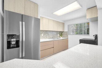 1050 NE 156th St in North Miami Beach, FL - Building Photo - Building Photo