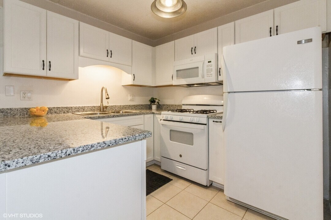 5S 66 Pebblewood Ln in Naperville, IL - Building Photo