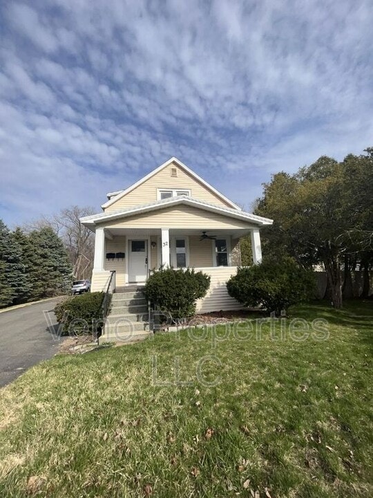 32 Russell Rd in Colonie, NY - Building Photo