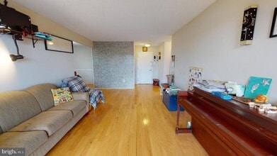 4500 S Four Mile Run Dr in Arlington, VA - Building Photo - Building Photo
