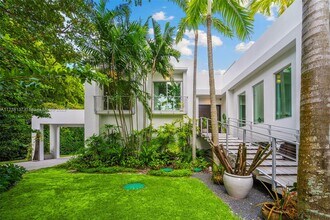 1490 NE 101st St in Miami Shores, FL - Foto de edificio - Building Photo