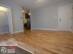 813 W Cornelia Ave in Chicago, IL - Foto de edificio - Building Photo