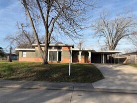 159 Oak Dr in Lake Jackson, TX - Building Photo