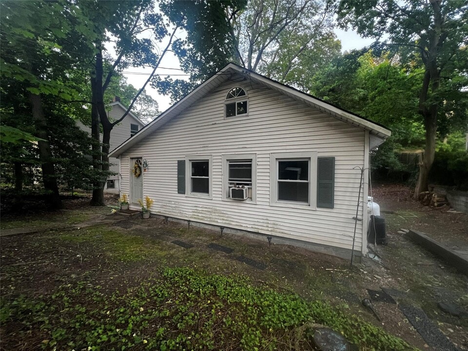 37 Rosewood Rd in Rocky Point, NY - Building Photo