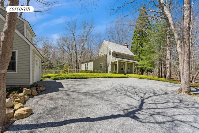 17 Deep Woods Ln in Amagansett, NY - Building Photo - Building Photo