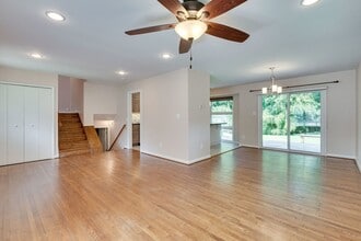 4228 San Carlos Dr in Fairfax, VA - Foto de edificio - Building Photo