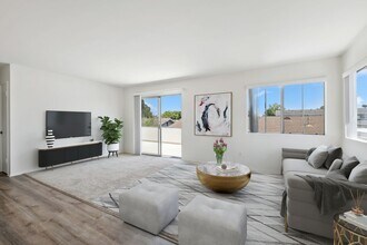 375 Woodland Pl in Costa Mesa, CA - Building Photo - Building Photo