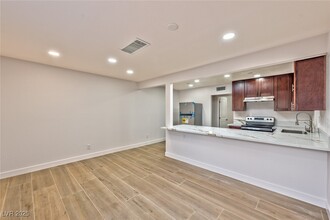 342 S Water St in Henderson, NV - Building Photo - Building Photo