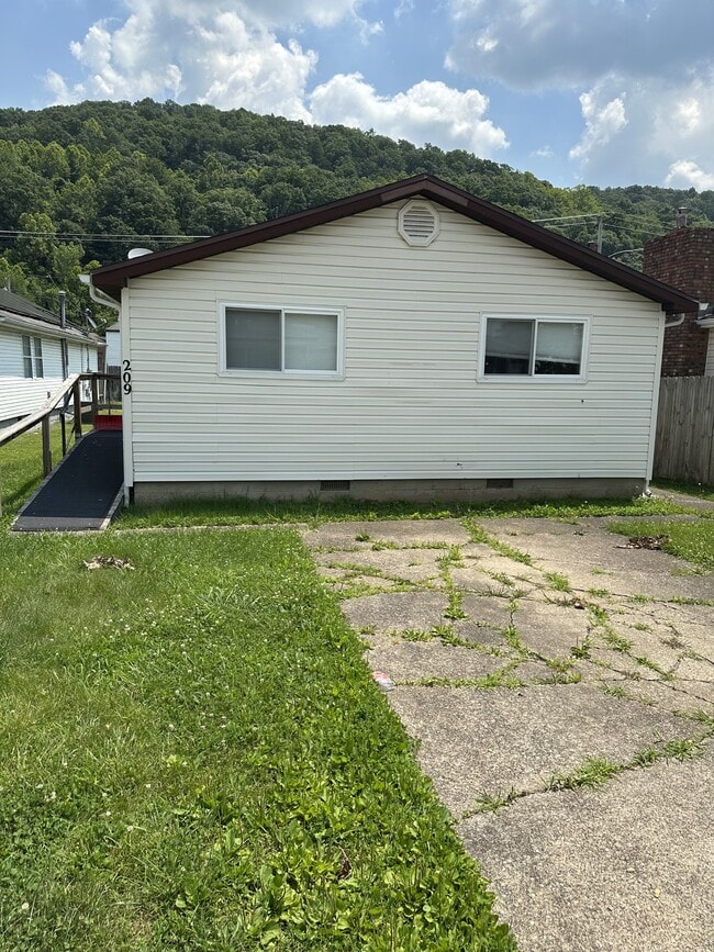 209 Dupont Ave in Nitro, WV - Building Photo - Building Photo