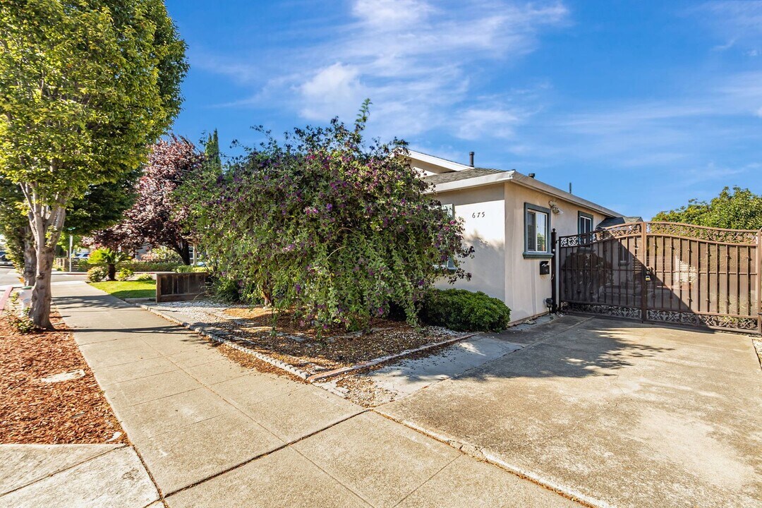 675 W Washington Ave in Sunnyvale, CA - Building Photo