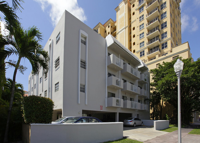 130 Mendoza Ave in Coral Gables, FL - Foto de edificio - Building Photo