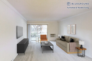 555 W Middlefield Rd in Mountain View, CA - Building Photo