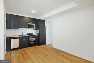 5932 Ridge Ave in Philadelphia, PA - Building Photo