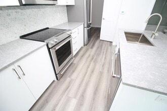 60-1160 Charles St W in Kitchener, ON - Building Photo - Building Photo