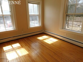 2 Arlington St, Unit 11 in Cambridge, MA - Foto de edificio - Building Photo