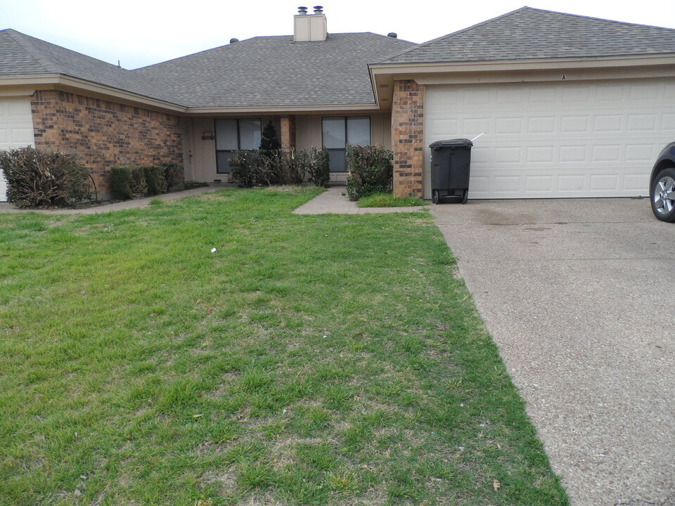 1502 Karen Ct in Cleburne, TX - Building Photo