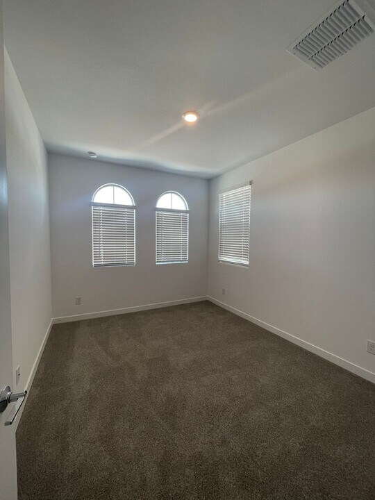 9343 W Glenrosa Ave in Phoenix, AZ - Foto de edificio