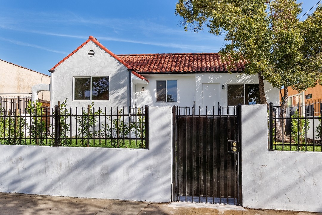 1360 Meadowbrook Ave in Los Angeles, CA - Building Photo