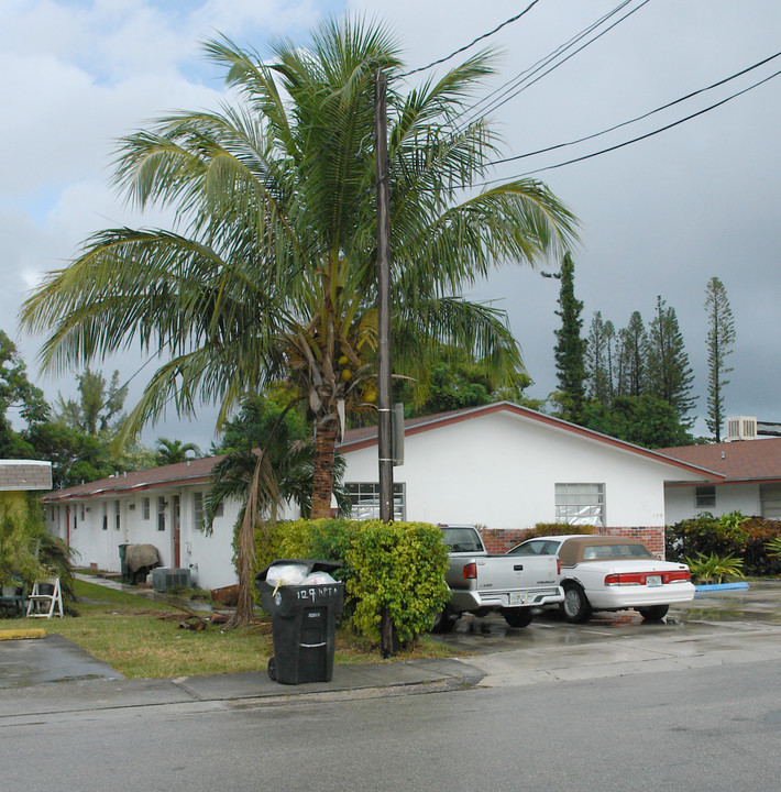 129-131 SE 5th St in Hallandale Beach, FL - Building Photo