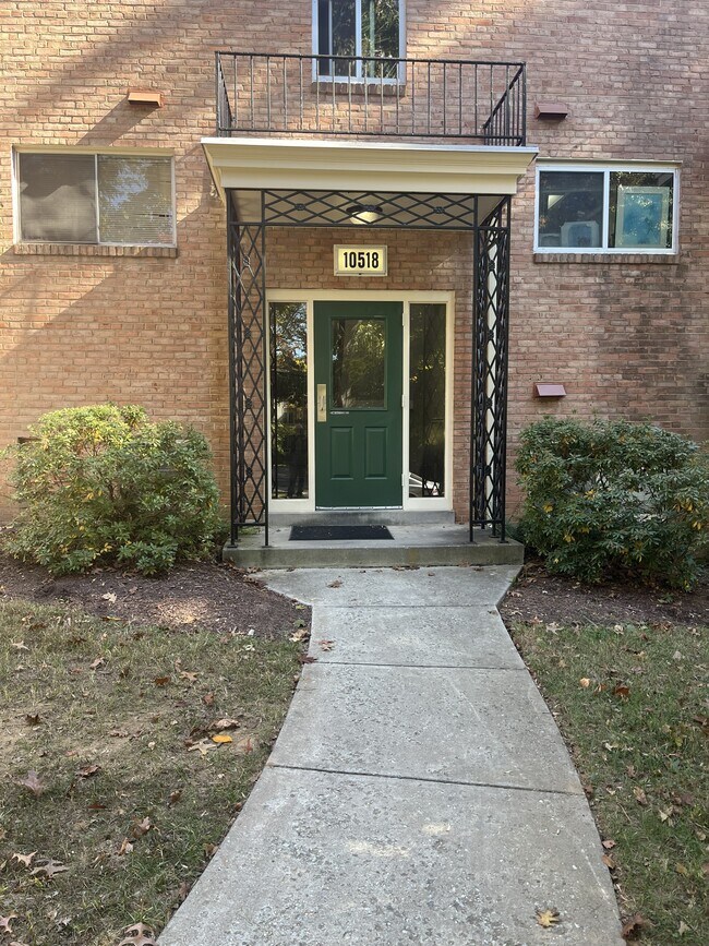 10518 Weymouth St, Unit #103 in Bethesda, MD - Foto de edificio - Building Photo