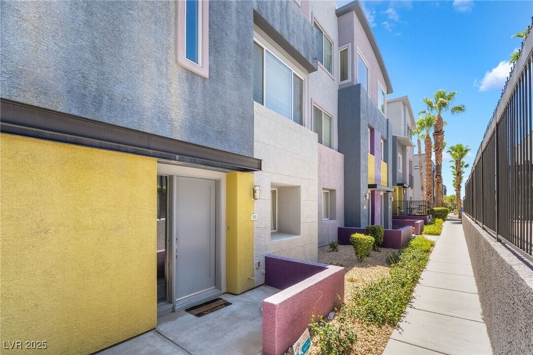 9050 W Tropicana Ave in Las Vegas, NV - Building Photo