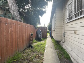 1625 1/2 W 55th St, Unit 1625 1-2 in Los Angeles, CA - Foto de edificio - Building Photo