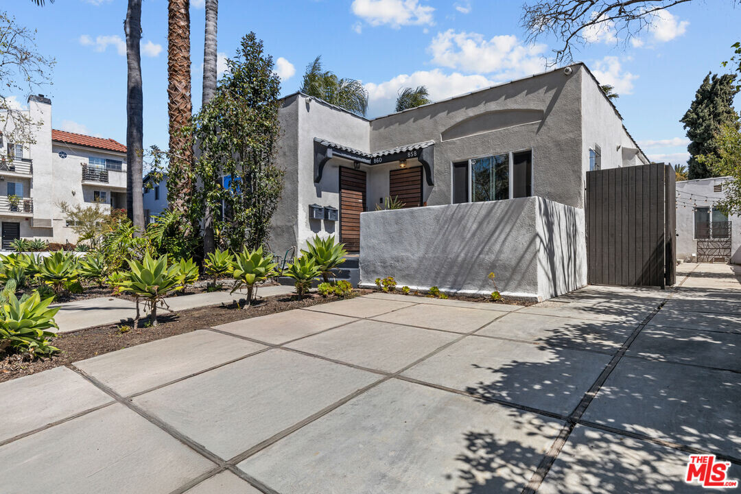 858 N Fuller Ave in Los Angeles, CA - Building Photo