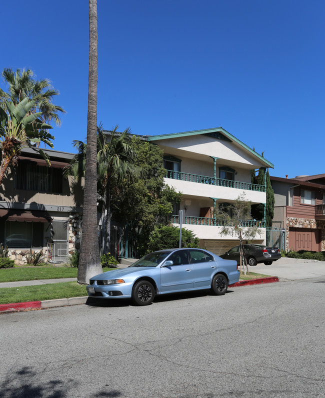 221 N Kenwood St in Glendale, CA - Building Photo - Building Photo