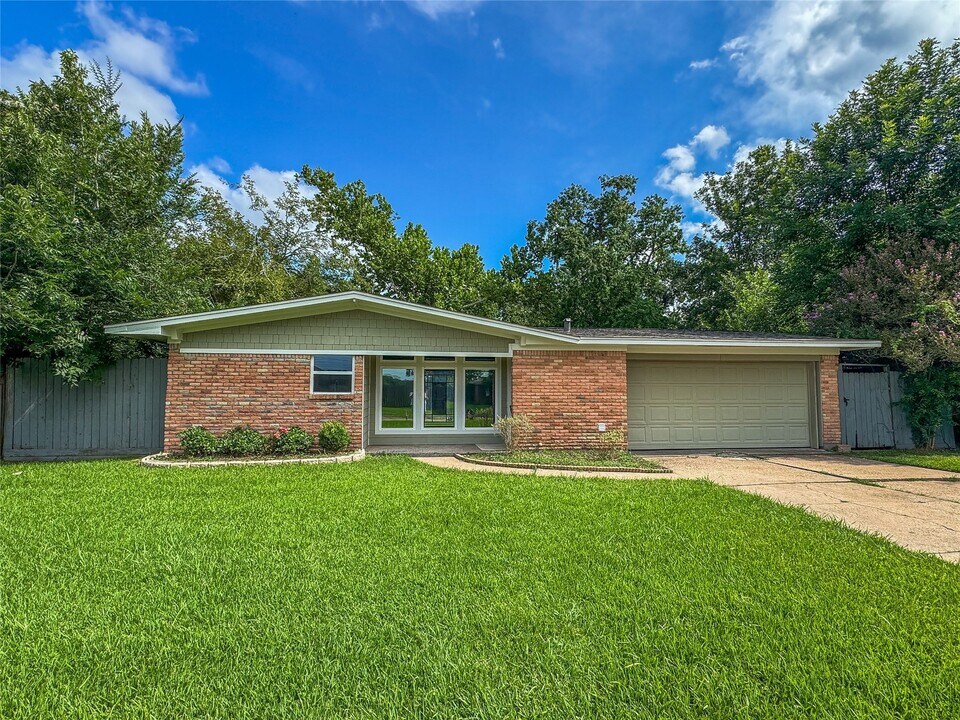 2309 Bayou Dr in League City, TX - Building Photo