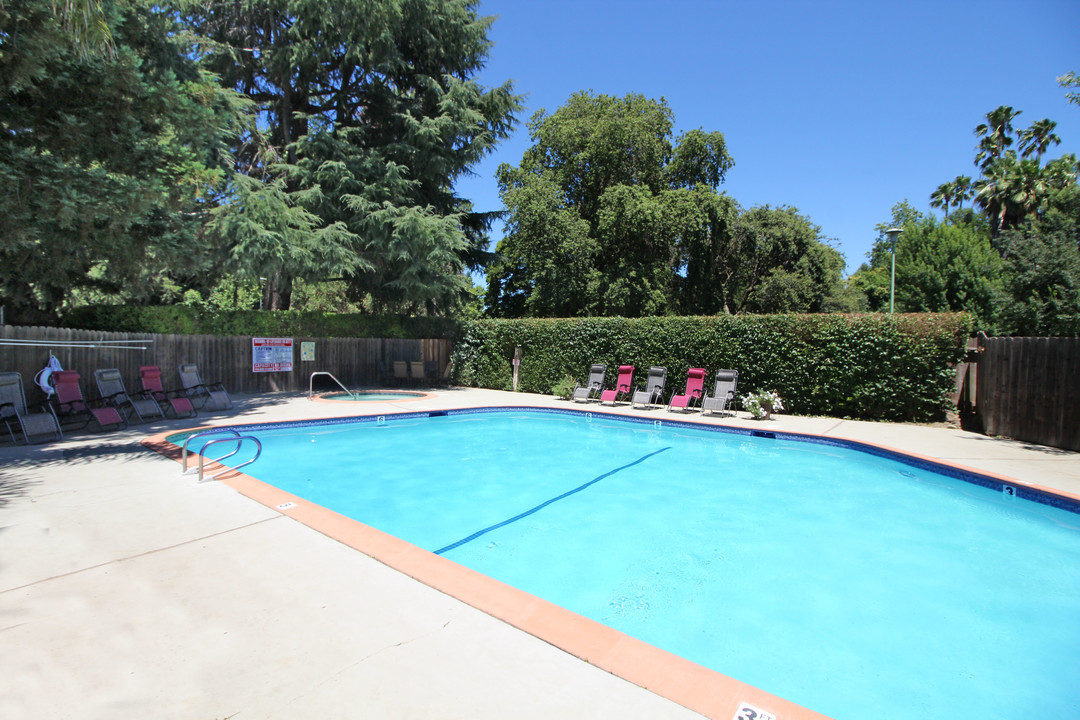 Southwood Townhomes in Sacramento, CA - Building Photo