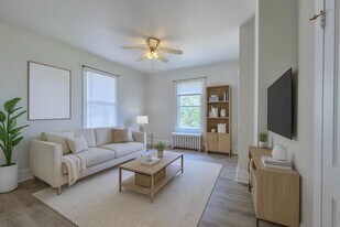 301 W Beverley St in Staunton, VA - Building Photo