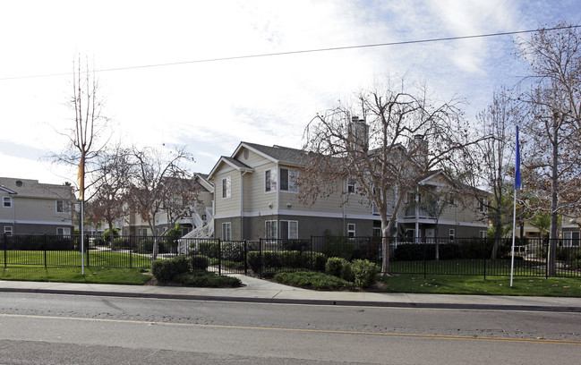 Citrus Court Apartments in Escondido, CA - Foto de edificio - Building Photo