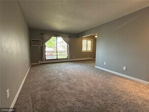 4371 Wilshire Blvd, Unit B202 in Mound, MN - Foto de edificio - Building Photo