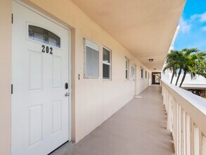 750 NE Spanish River Blvd in Boca Raton, FL - Building Photo - Building Photo